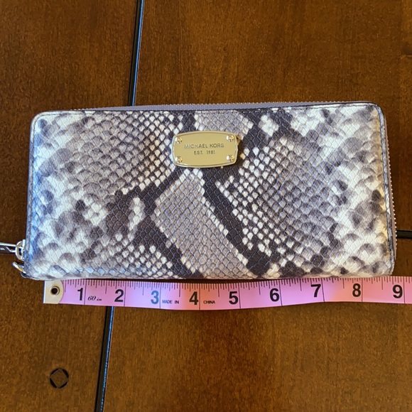 Michael Kors Wallet - Picture 6 of 7